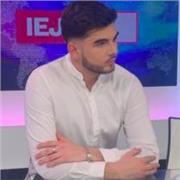 Professeur d'histoire passionné (et passionnant). Etudiant en école de journalisme